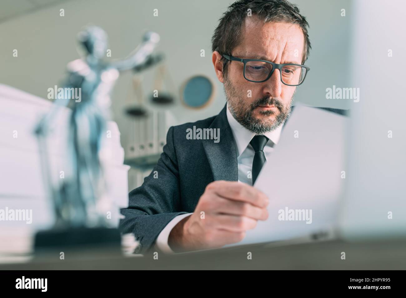 Avvocato lettura contratto legale accordo in legge ufficio di pratica, fuoco selettivo Foto Stock