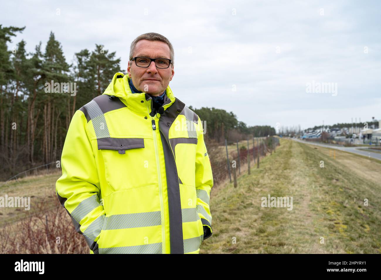24 febbraio 2022, Meclemburgo-Pomerania occidentale, Lubmin: Il sindaco di Lublin, Axel Vogt, si trova nel parco industriale di Lublin. Nella località balneare di Lubmin, vicino a Greifswald, i tubi del gas di Nord Stream 1 e 2 sono lunghi circa 1230 chilometri. Mentre il gas attraversa Nord Stream 1 dalla fine del 2011, Nord Stream 2 è già stato riempito con gas tecnico, ma non è ancora in funzione. Martedì, il Cancelliere Scholz (SPD) ha interrotto la procedura di certificazione richiesta per il permesso di funzionamento. Foto: Stefan Sauer/dpa Foto Stock