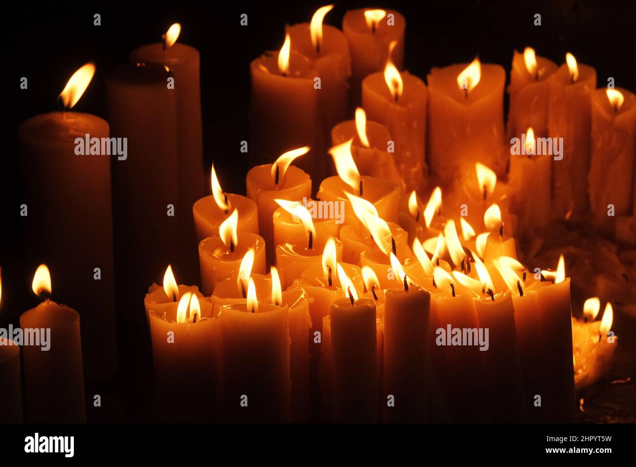 Candele di illuminazione nella cappella di nostra Signora dalla Kamenita vrata (porta di pietra) a Zagabria per ricordare e onorare i defunti cari Foto Stock