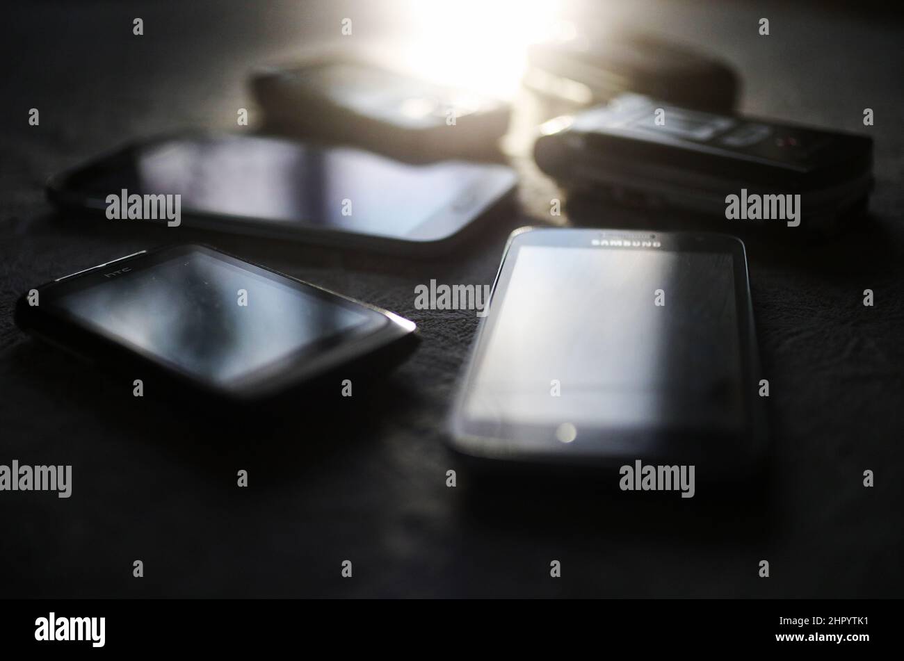 Vecchi telefoni cellulari su un tavolo. Foto Stock