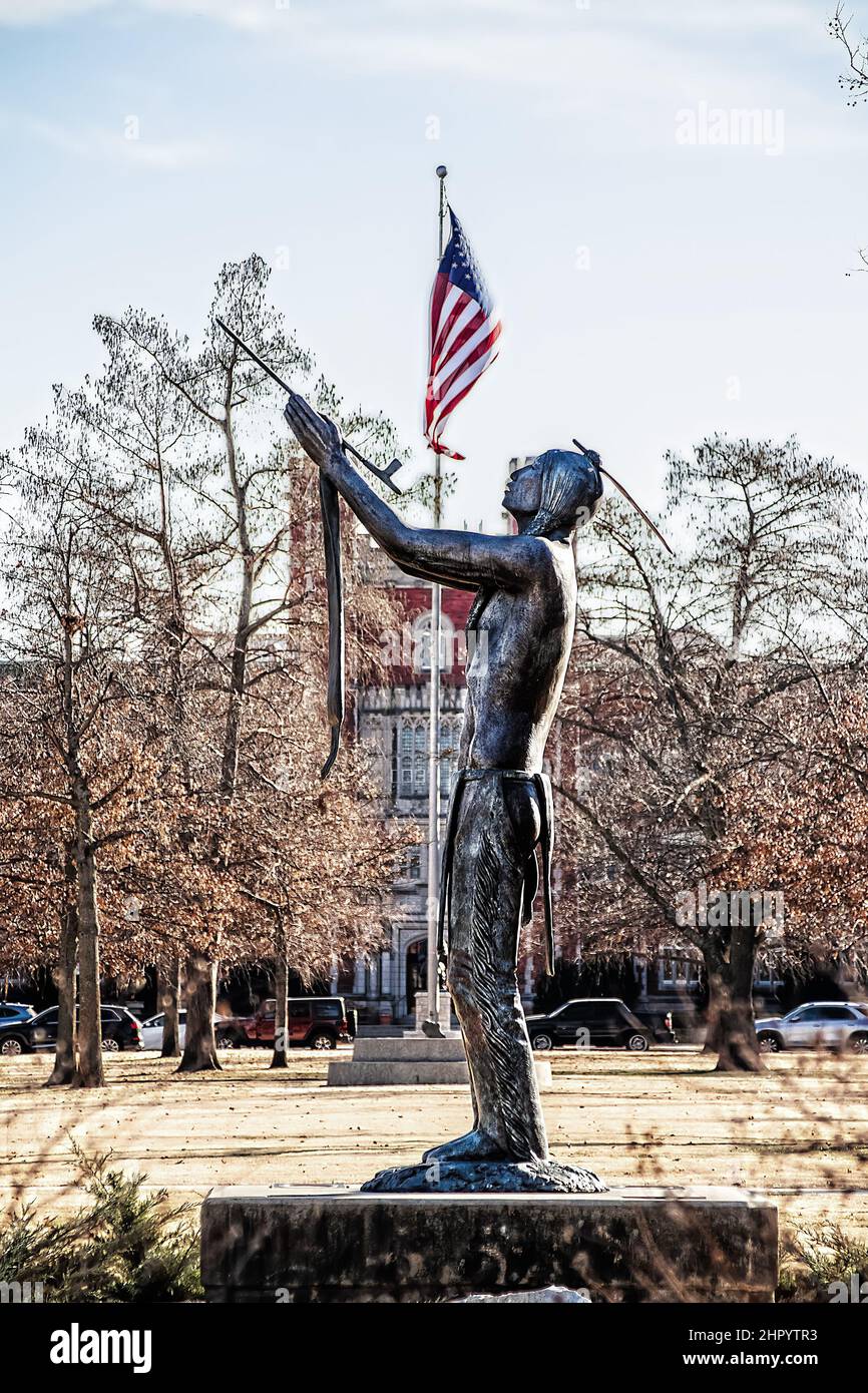 01-07-2022 Norman Oklahoma USA - la statua Houser Peace dell'uomo nativo americano con un tubo di pace si erge all'ingresso dell'Università dell'Oklahoma Foto Stock