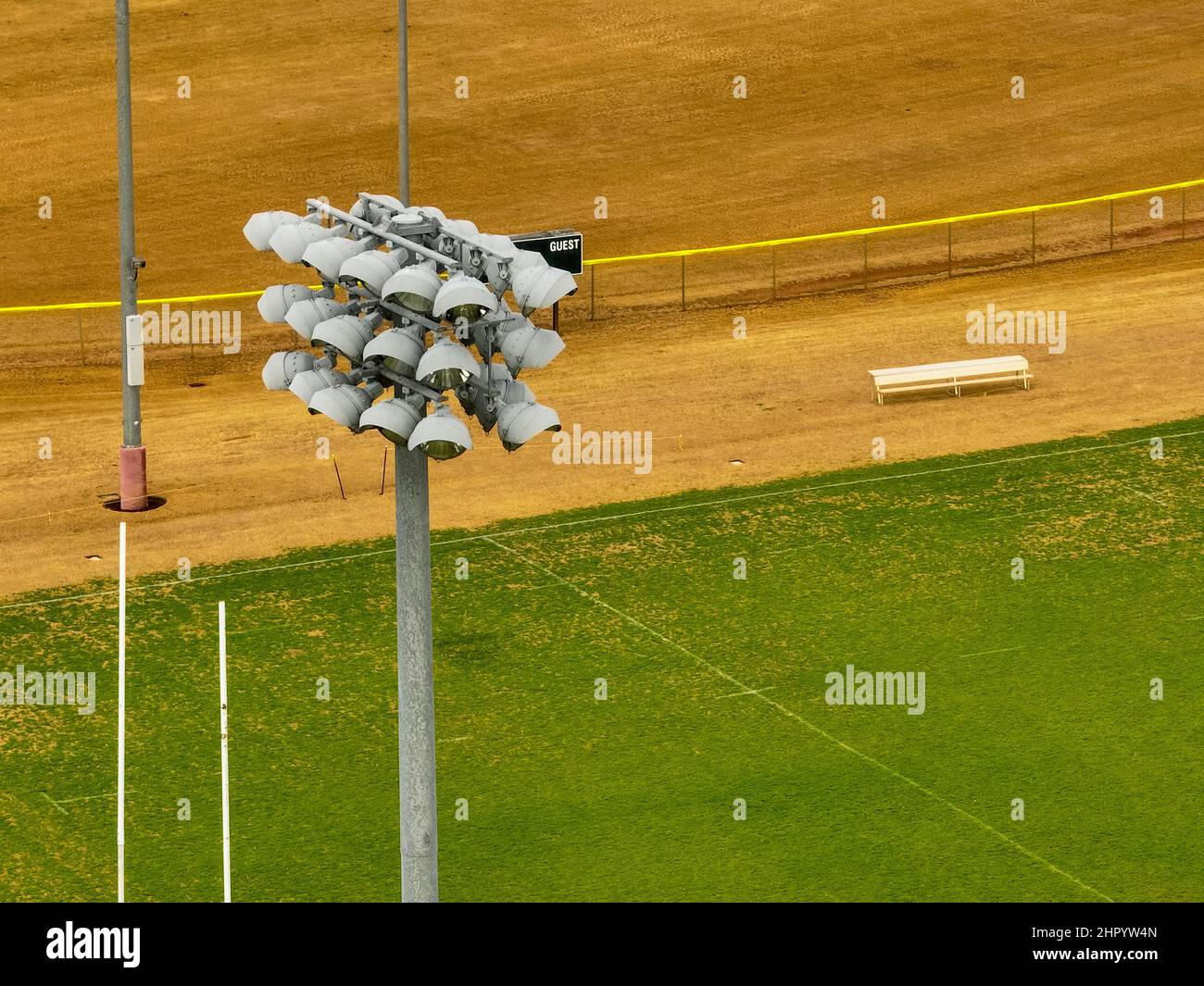 Illuminazione stadio su un campo sportivo Foto Stock