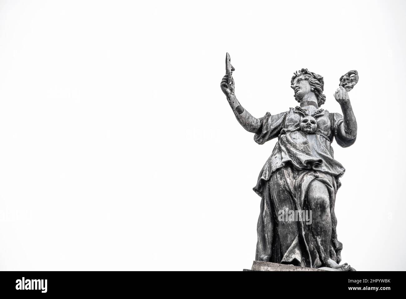 07-2019 Oxford UK - la musa della statua del piombo sul Clarendon Building a Oxford UK - la donna del drama che tiene le maschere del teatro - naturalmente isolata contro il cielo bianco Foto Stock