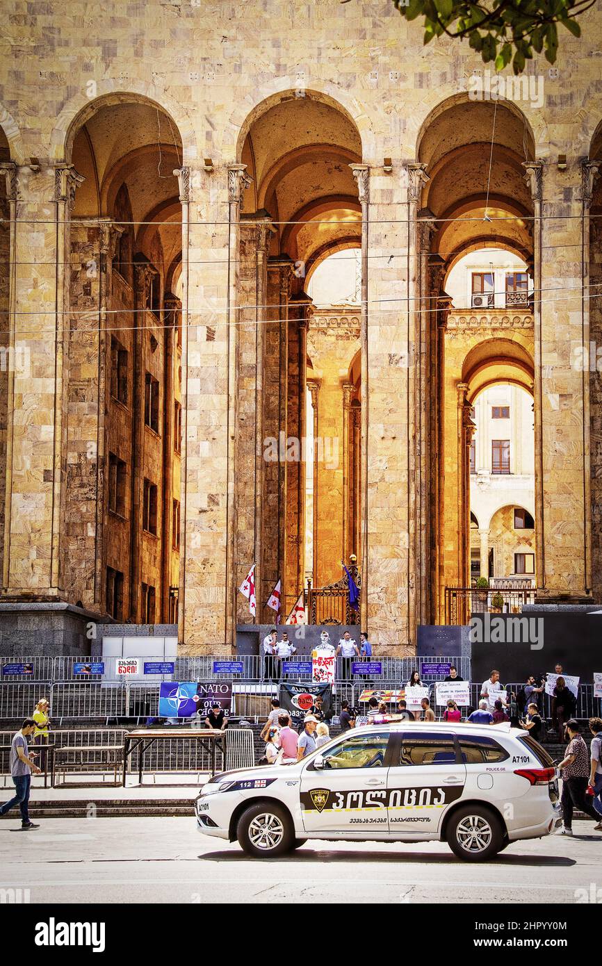 2019_07_16_TbilisiGeorgia - edificio del Parlamento georgiano durante la protesta contro la Russia con effigie di Putin e giornalisti con telecamere e Special St Foto Stock