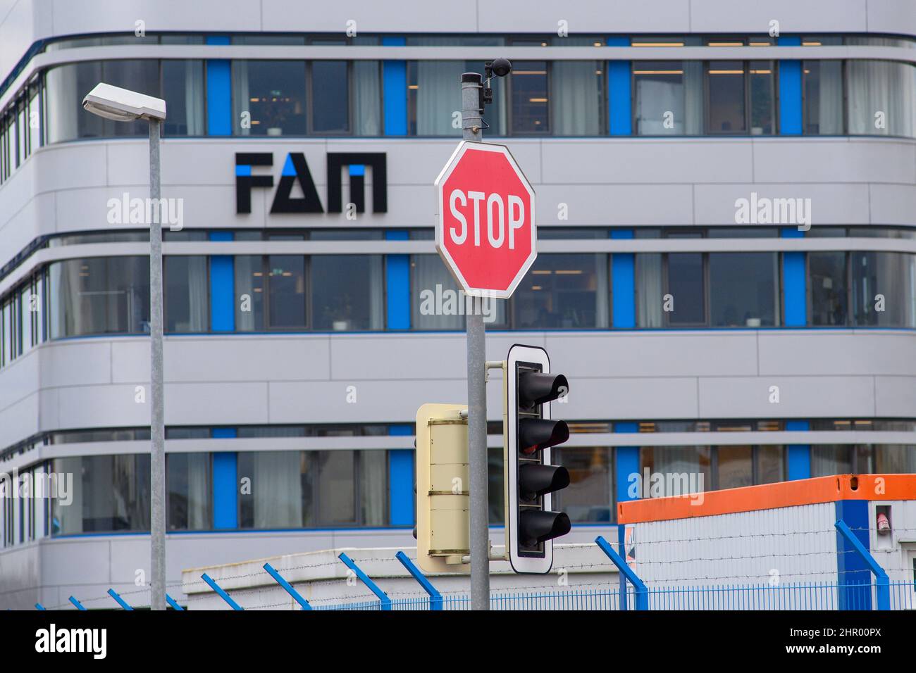 Magdeburg, Germania. 24th Feb 2022. Davanti alla facciata di un edificio amministrativo della società di impiantistica FAM è visibile un cartello di stop. La direzione della società aveva presentato una domanda presso il tribunale locale di Magdeburg per avviare una procedura di insolvenza in materia di autoamministrazione. Credit: Klaus-Dietmar Gabbert/dpa-Zentralbild/ZB/dpa/Alamy Live News Foto Stock