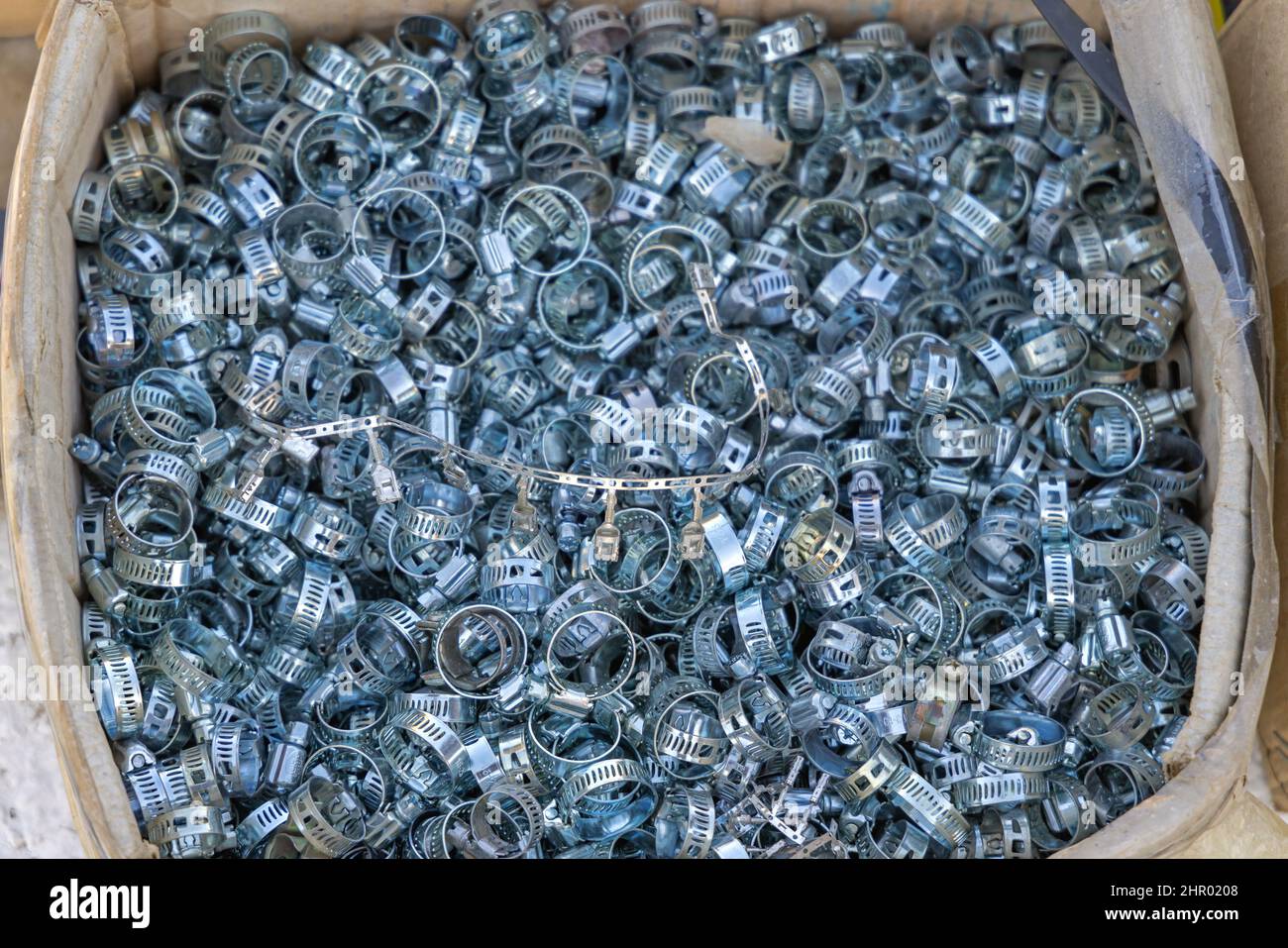 Scatola grande di nuove fascette stringitubo in acciaio inox Foto Stock