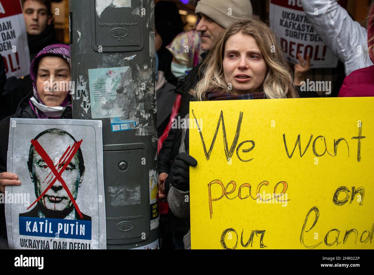 24 febbraio 2022: I cittadini ucraini che vivono a Istanbul hanno protestato per l'intervento della Russia in Ucraina. I manifestanti, con bandiere e bandiere ucraine, si sono riuniti in via Istiklal e hanno cantato slogan contro Russia e Putin di fronte al Consolato Generale russo di Istanbul, Turchia, il 24 febbraio 2022. I membri dell'organizzazione non governativa turca Free Thought and Education Rights Association si sono Uniti alla protesta dopo mezzogiorno. Insieme, hanno dato il messaggio che l'occupazione della Federazione russa in Ucraina deve essere immediatamente interrotta. (Credit Image: © Tolga Ildun/ZUMA Pres Foto Stock