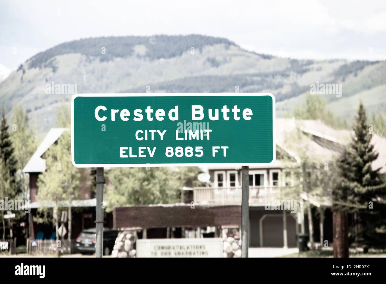 Crested Butte segno con edifici e città in background al Colorado USA stazione sciistica in estate Foto Stock