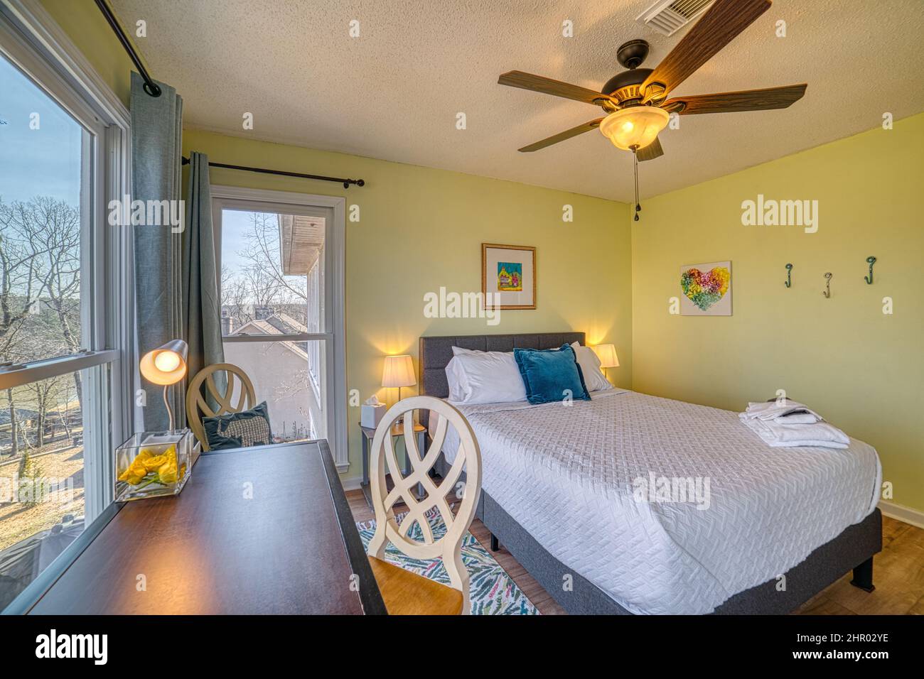 Camera da letto con scrivania e vista sul lago. Foto Stock