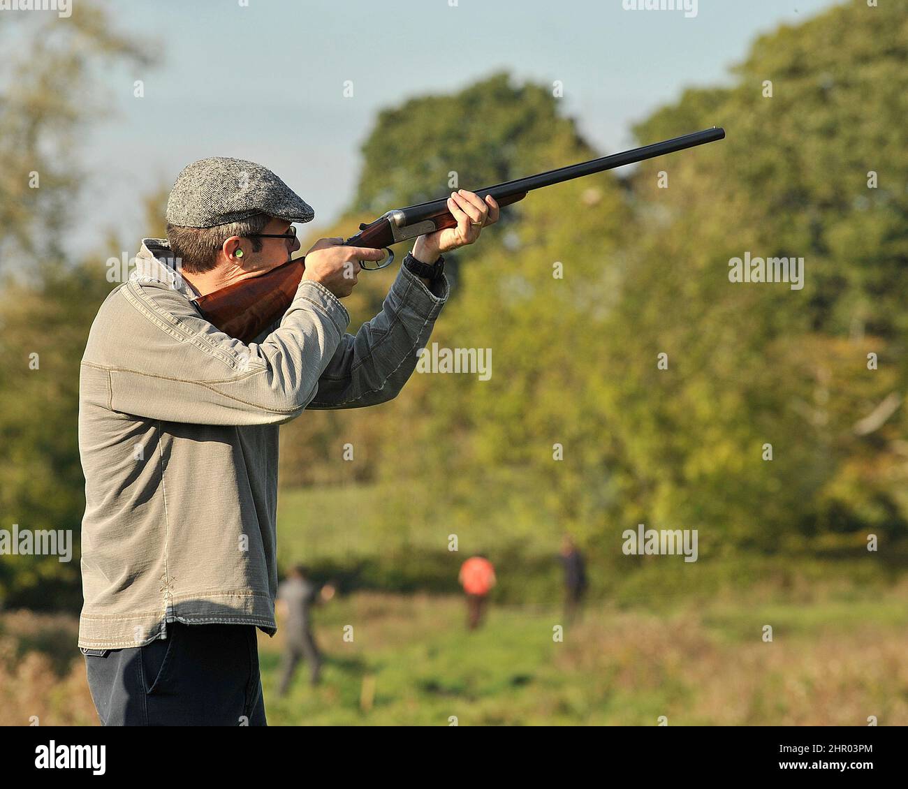 maschio in un simulato giornata di tiro al piccione di argilla Foto Stock maschio in un simulato giornata di tiro al piccione di argilla Foto Stock
