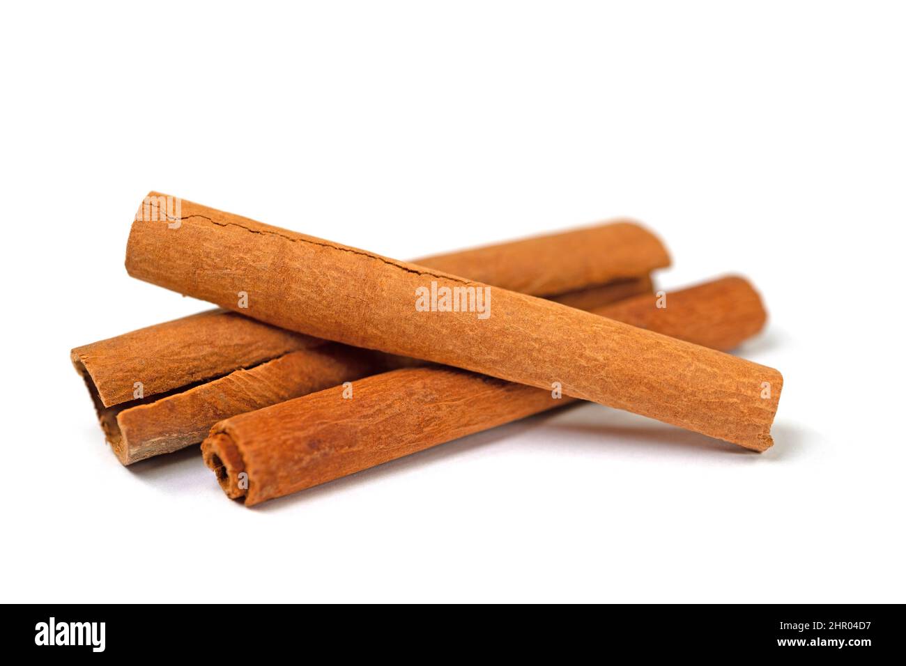 Bastoncini di cannella isolati su sfondo bianco Foto Stock