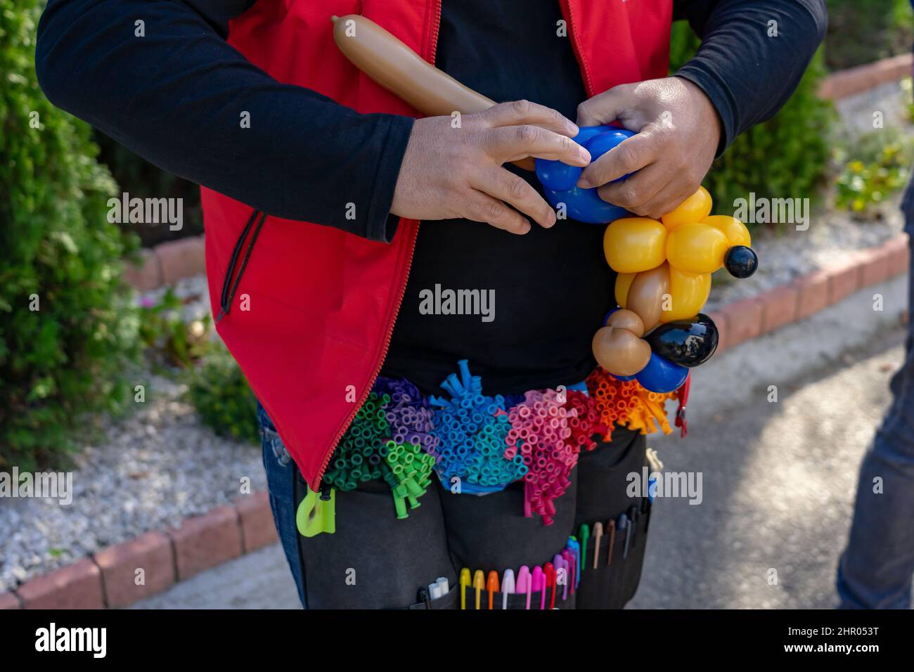 uomo che fa divertente balloon cane figura per i bambini Foto Stock