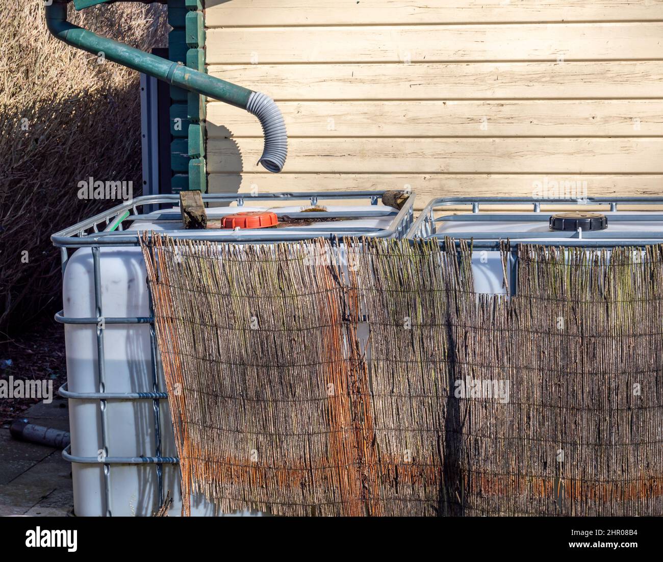 Utilizzo dell'acqua piovana all'aperto serbatoio dell'acqua piovana  immagini e fotografie stock ad alta risoluzione - Alamy