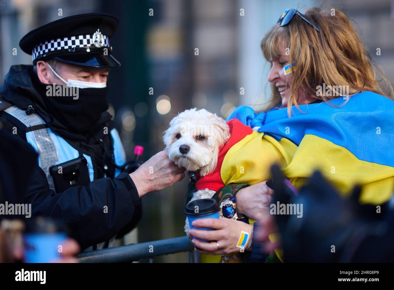 Edimburgo Scozia, Regno Unito Febbraio 24 2022. Le persone si riuniscono al di fuori del Consolato Generale russo a Edimburgo per protestare contro l'invasione russa dell'Ucraina. Credit sst/alamy live news Foto Stock