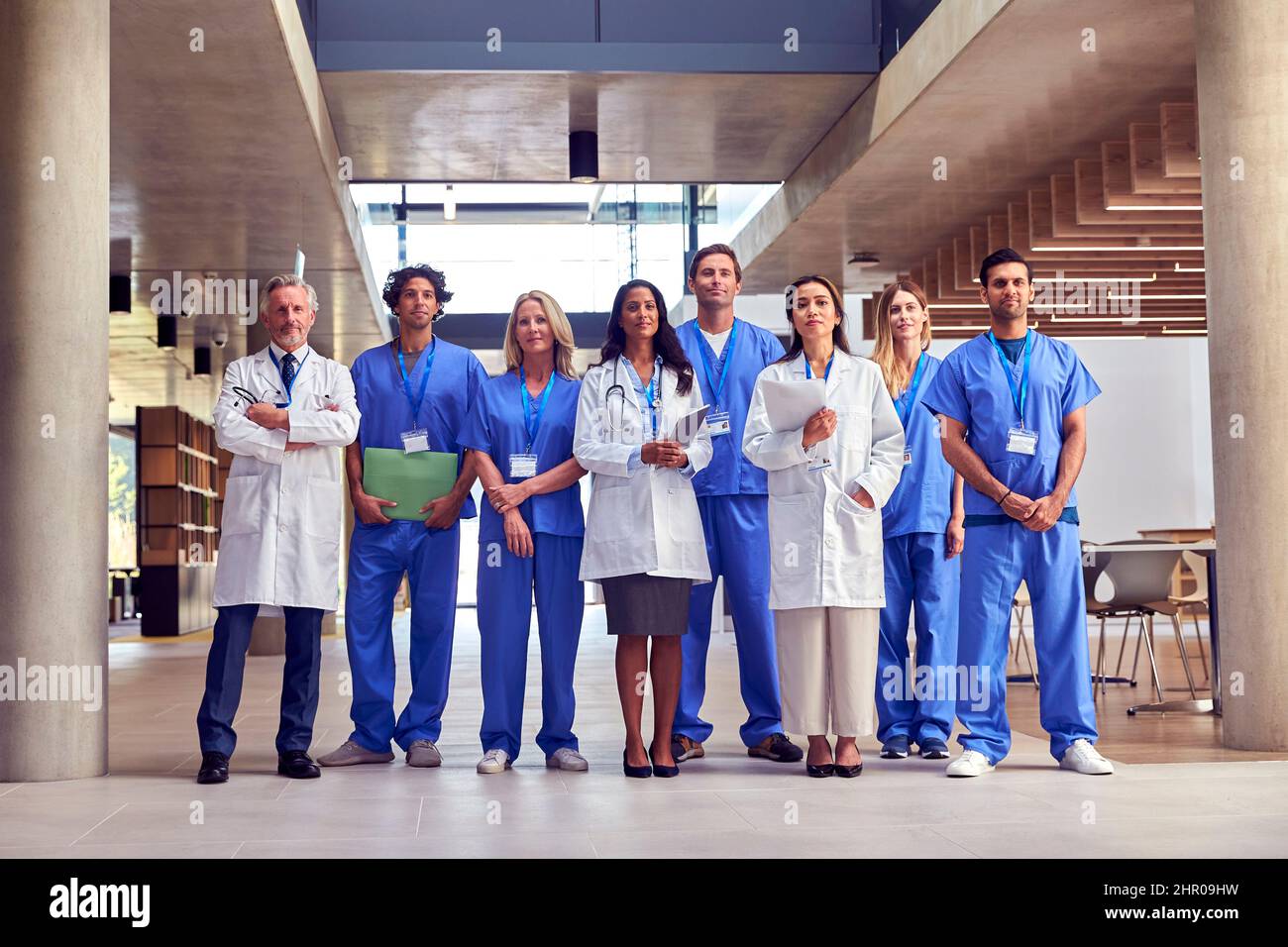 Ritratto di Multi-Cultural Medical Team indossando uniforme Standing all'interno dell'edificio ospedaliero Foto Stock