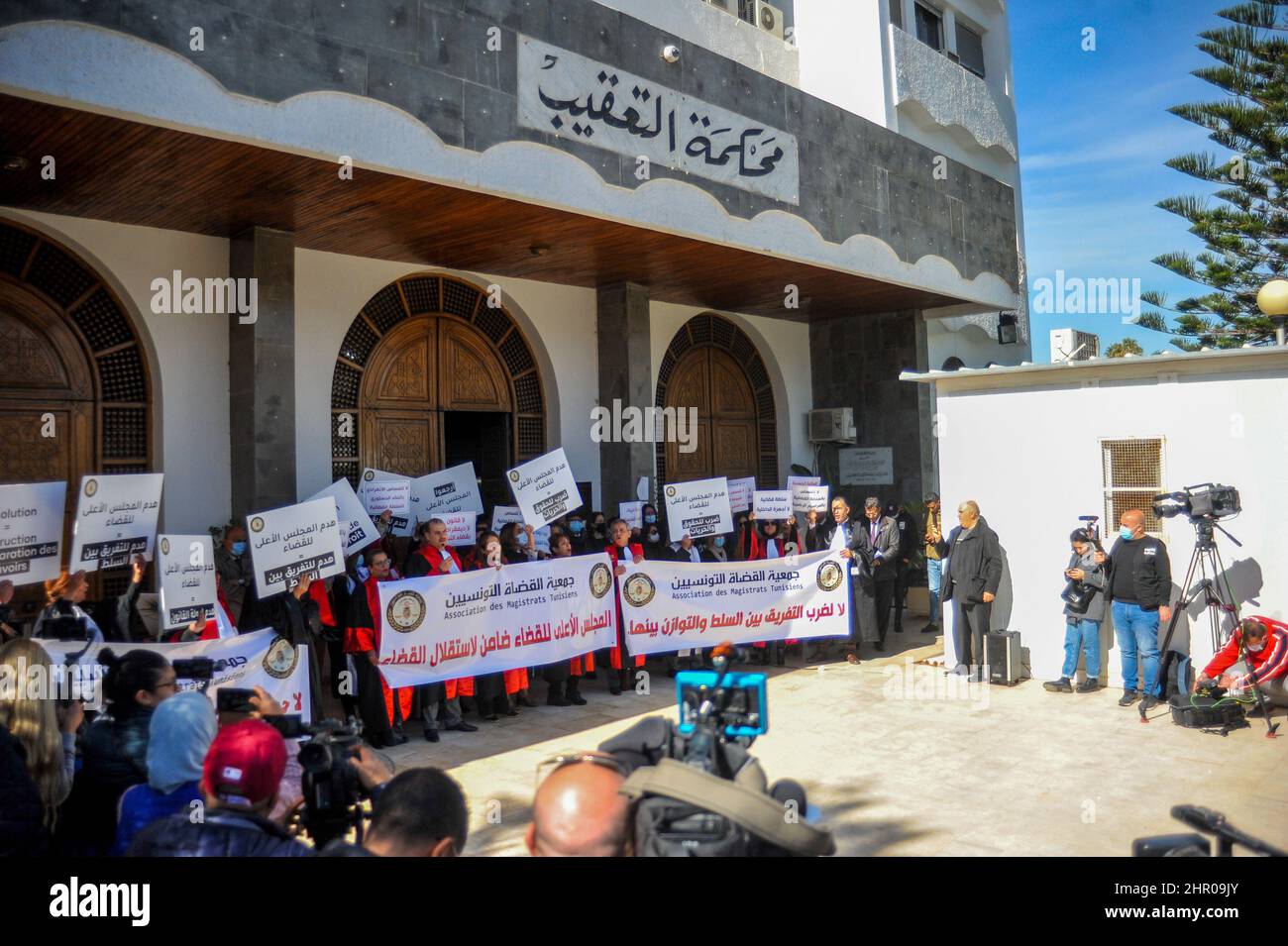 Tunisi, Tunisia. 24th Feb 2022. Tunisi, Tunisia. 24 febbraio 2022. L'Associazione dei giudici tunisini protesta fuori dalla Corte di cassazione di Tunisi contro ciò che considerano dei vincoli imposti al potere giudiziario dal Presidente Saied. Il presidente tunisino Kais Saied ha annunciato la sua decisione di sciogliere il Consiglio giudiziario supremo all'inizio di febbraio, estendendo allo stesso tempo lo stato di emergenza nel paese fino alla fine del 2022 (Credit Image: © Hasan Mrad/IMAGESLIVE via ZUMA Press Wire) Foto Stock