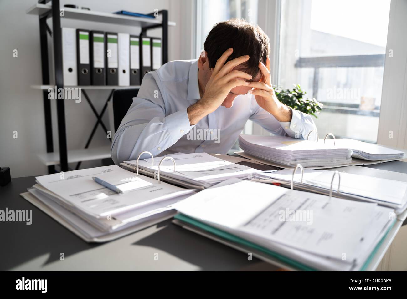 Ha sottolineato l'uomo contabile commerciale stanco. Lavoratore pigro triste Foto Stock