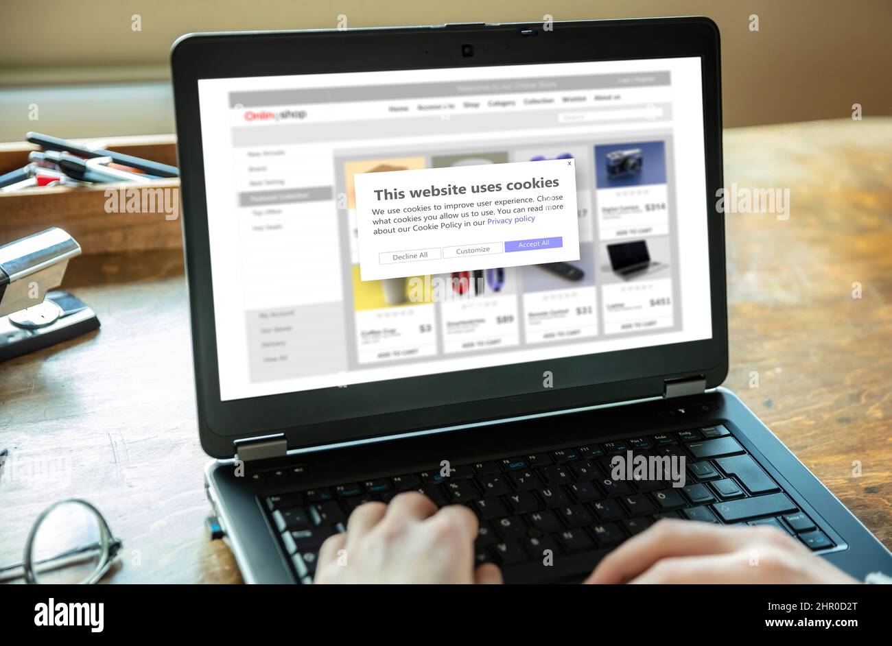 Messaggio informativo sulla politica dei cookie, gestione dei cookie. Uomo che detiene un tablet, sito web chiedere l'autorizzazione dell'utente per l'uso dei dati personali. Foto Stock