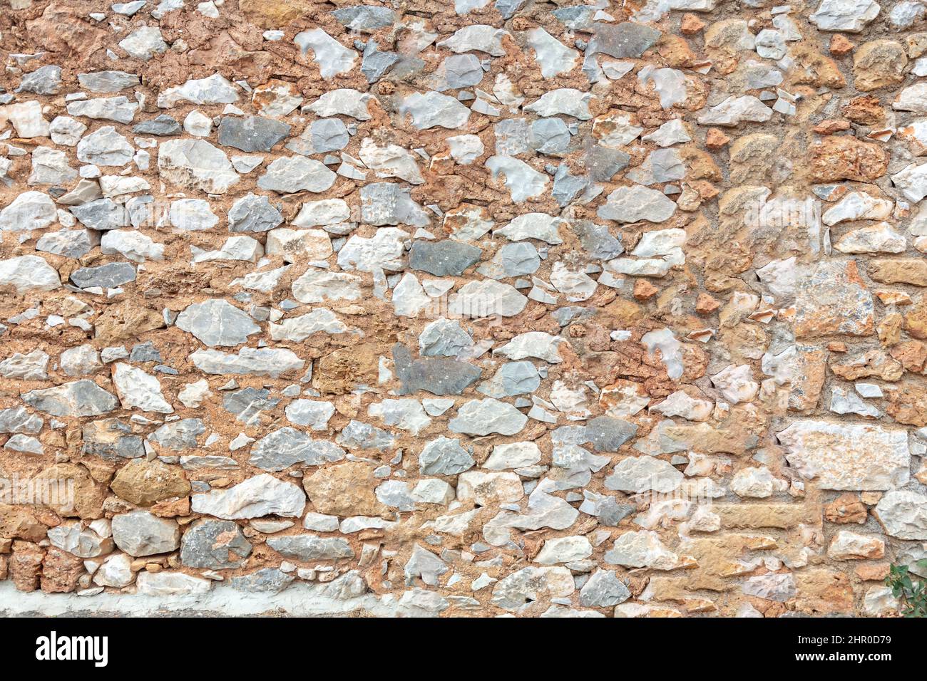 Pietra parete texture sfondo. Vecchia facciata tradizionale in pietra, materiale naturale per rivestimenti e pavimenti Foto Stock