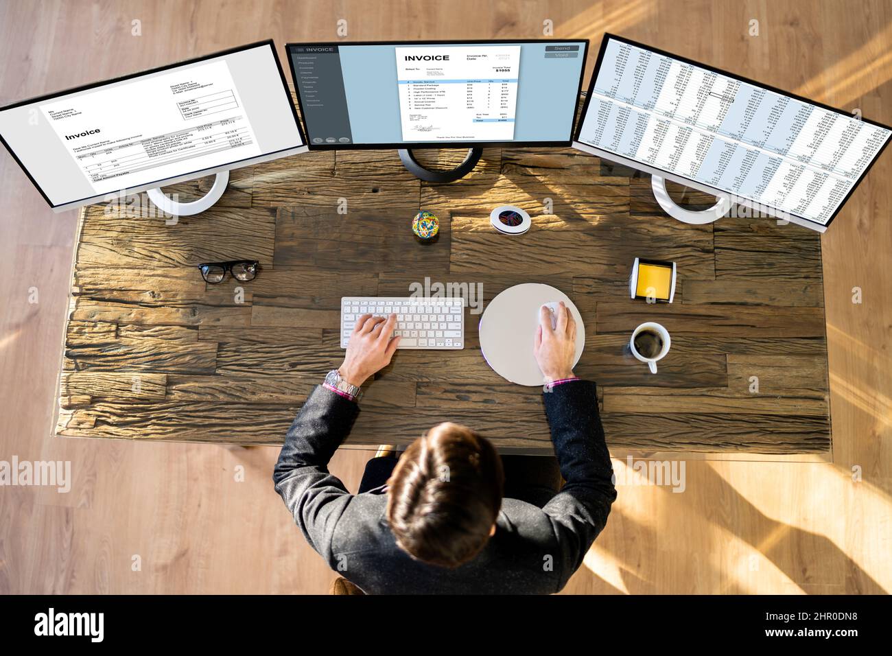 Gestione delle imposte sulle fatture aziendali. Contabile che utilizza Monitor Foto Stock
