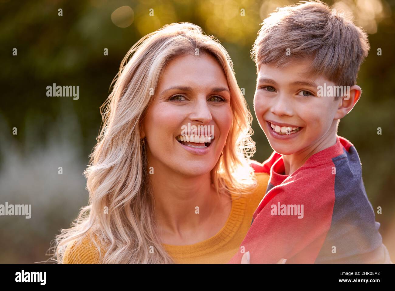 Testa e spalle Ritratto di Madre e Figlio sorridenti che abbraccia all'aperto Foto Stock