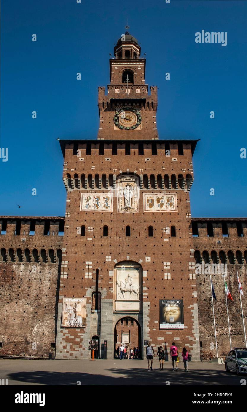 Milano, Lombardia, Italia, Europa. Il Castello di Sforza (Castello Sforzesco), costruito nel 15th secolo dal duca Francesco Sforza, si trova nel centro della città. Porta Filarete (porta del Filarete) o Torre Umberto i, l'ingresso principale del castello. Foto Stock