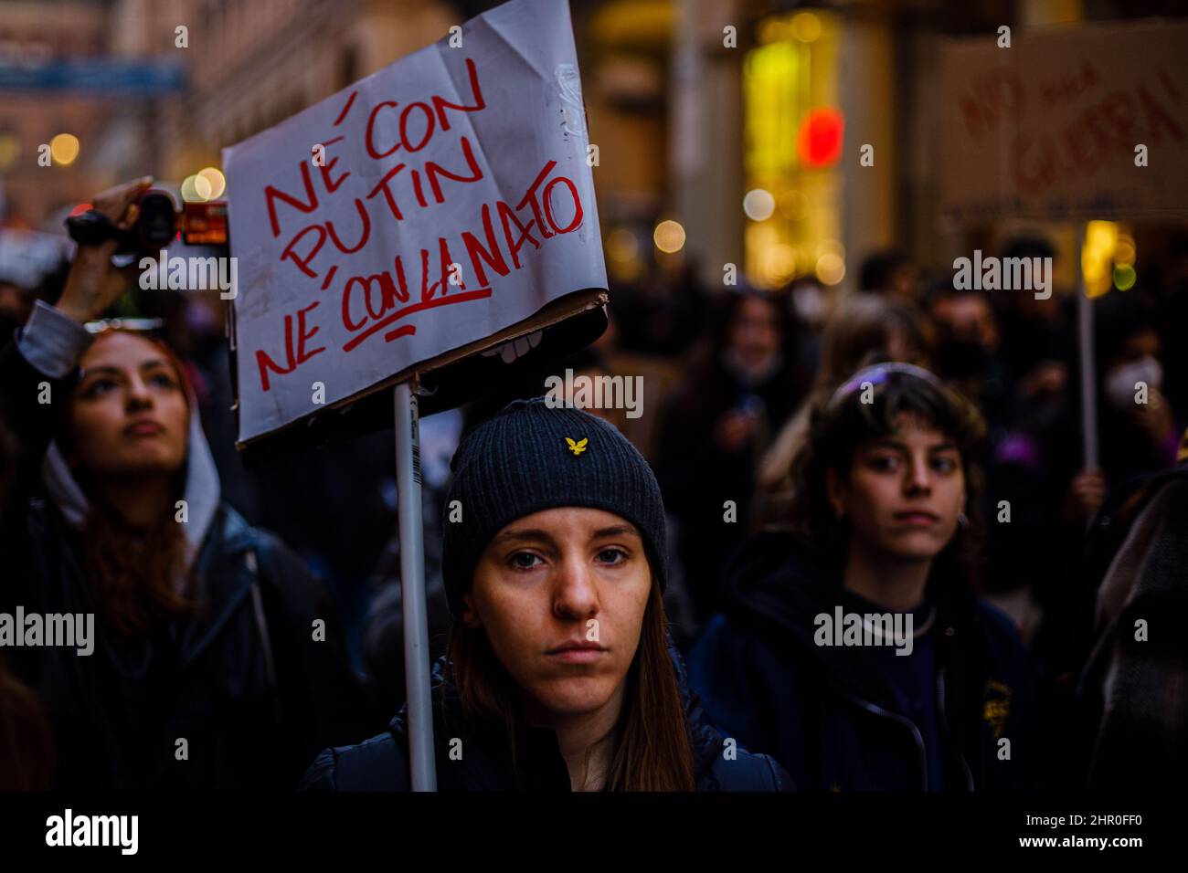 Bologna, ITALIA. Febbraio 24, 2022. I manifestanti a Bologna (Italia) dimostrano contro l'invasione russa dell'Ucraina Credit: Massimiliano Donati/Alamy Live News Foto Stock