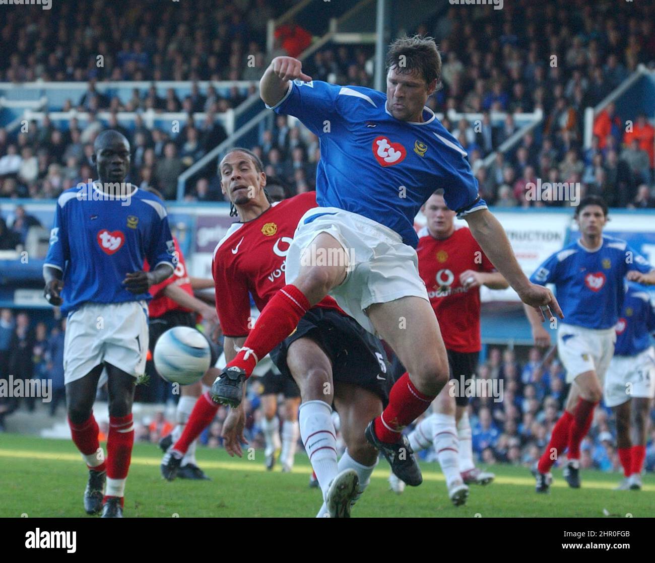 Portsmouth / Manchester United Arjan De Zeeuw ottiene il meglio di Rio Ferdinand nella zona di Portsmouth. PIC MIKE WALKER 2004 Foto Stock