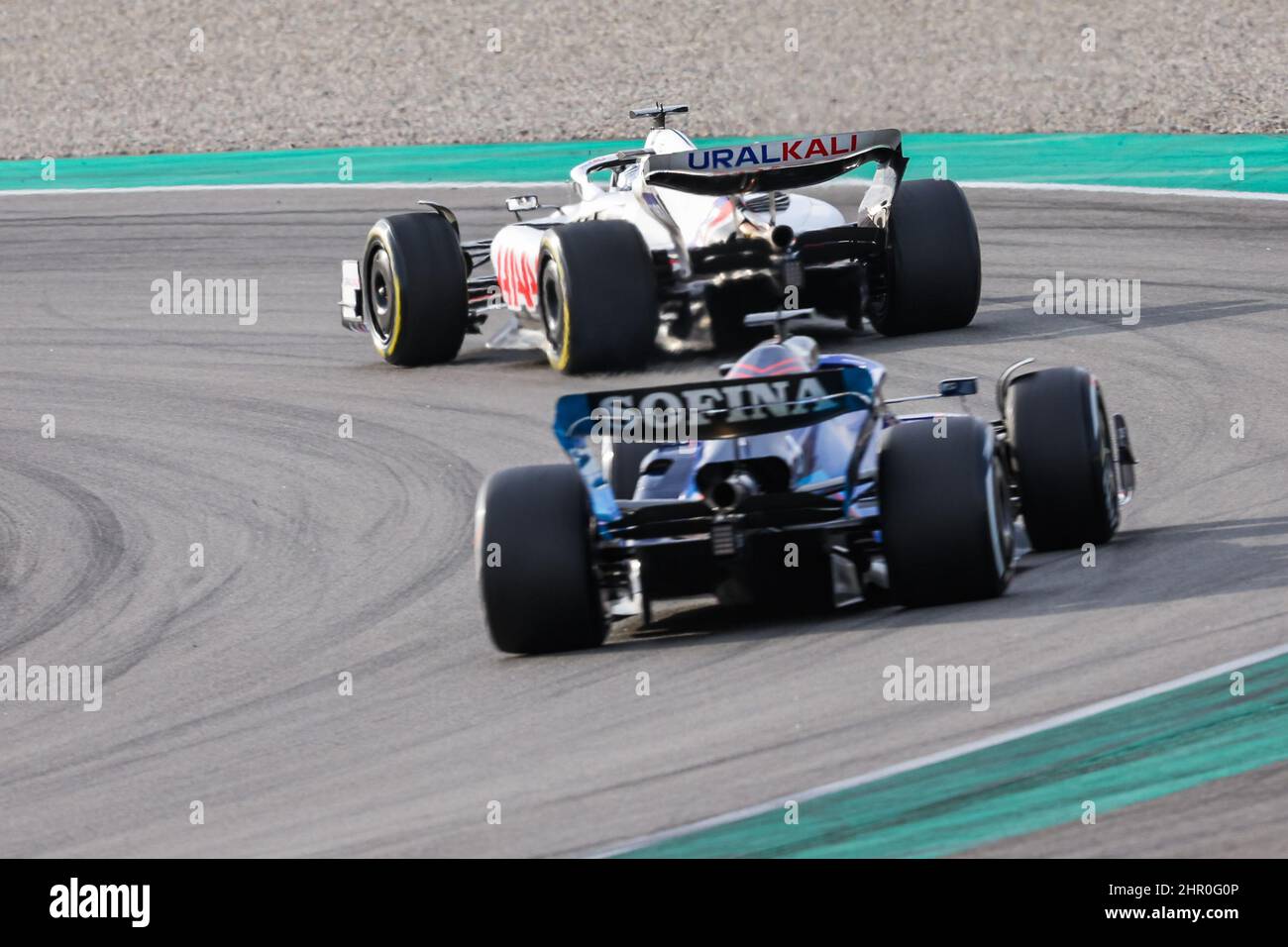 09 MAZEPIN Nikita (rus), Haas F1 Team VF-22 Ferrari, 06 LATIFI Nicholas (CAN), Williams Racing FW44, in azione durante la sessione pre-stagione in pista precedente al Campionato Mondiale FIA di Formula uno 2022, sul circuito di Barcellona-Catalunya, dal 23 al 25 febbraio 2022 a Montmelo, vicino Barcellona, Spagna - Foto Florent Gooden / DPPI Foto Stock