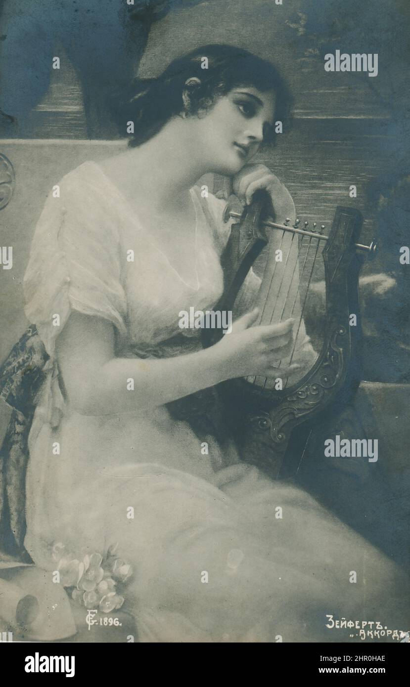 Foto retrò in bianco e nero all'inizio del 20th secolo. Una bella ragazza che gioca un'arpa antica Foto Stock