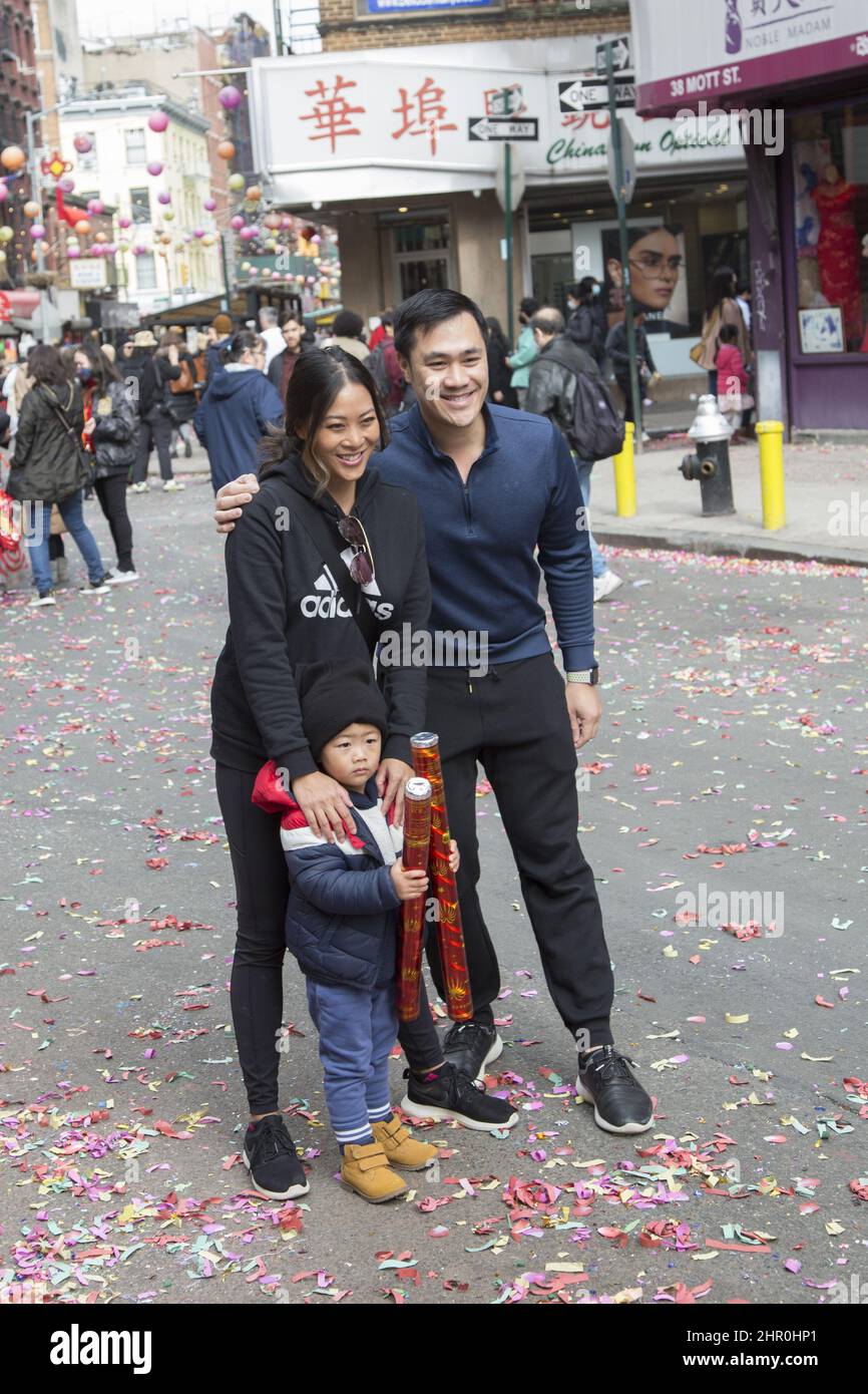 La famiglia cinese ha l'opportunità di scattare foto a Mott Street durante i festeggiamenti del Capodanno cinese a Chinatown, New York City. Foto Stock