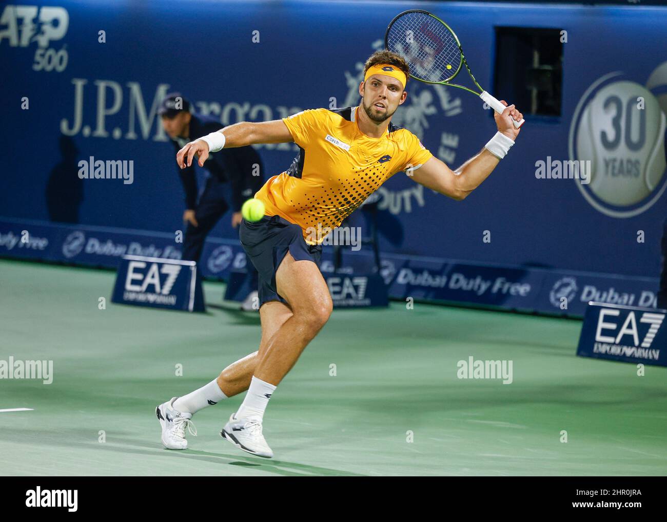 Dubai, Emirati Arabi Uniti, 24th.Feb, 2022. Il tennista ceco Jiri Vesely in azione al torneo di tennis Duty Free di Dubai al Dubai Duty Free Tennis Stadium di giovedì 24 febbraio 2022., © Juergen Hasenkopf / Alamy Live News Foto Stock