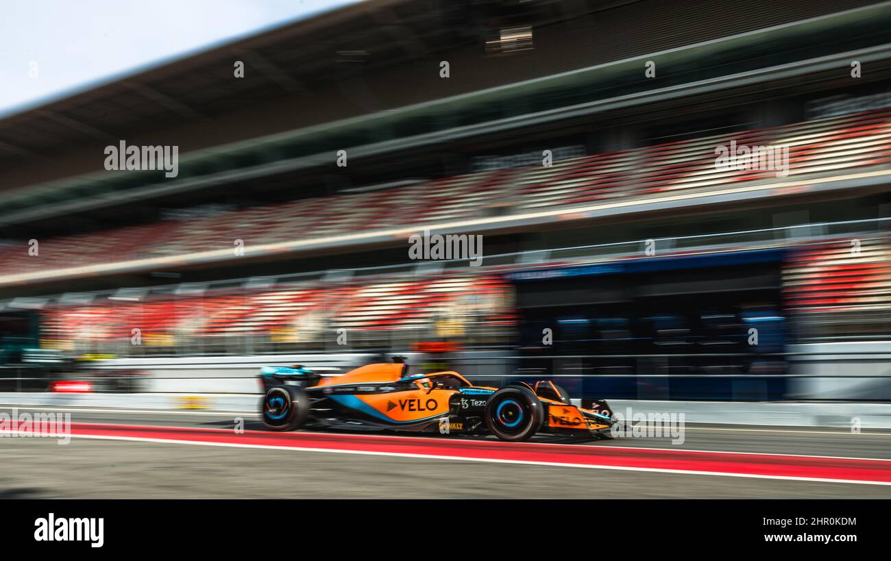 Barcellona, Spagna. 24th Feb 2022. DANIEL RICCIARDO (AUS) del team McLaren guida nella sua MLC36 attraverso la pit lane durante il secondo giorno di prove invernali di Formula uno al Circuit de Catalunya Credit: Matthias Oesterle/Alamy Live News Foto Stock