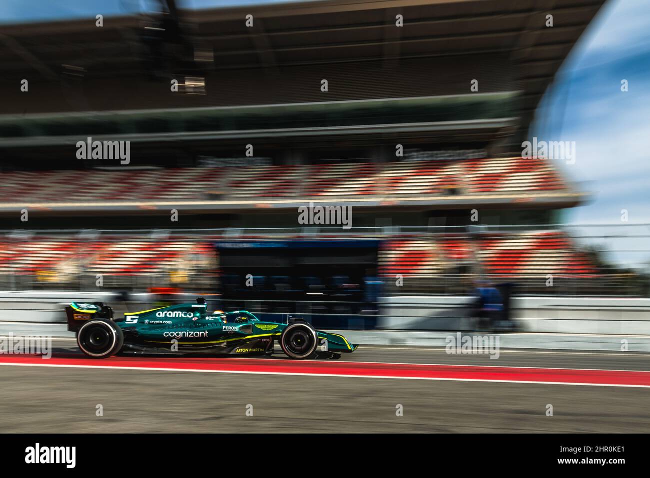 Barcellona, Spagna. 24th Feb 2022. SEBASTIAN VETTEL (GER) del team Aston Martin guida nella sua AMR22 attraverso la pit lane durante il giorno due della Formula uno test invernale al Circuit de Catalunya Credit: Matthias Oesterle/Alamy Live News Foto Stock