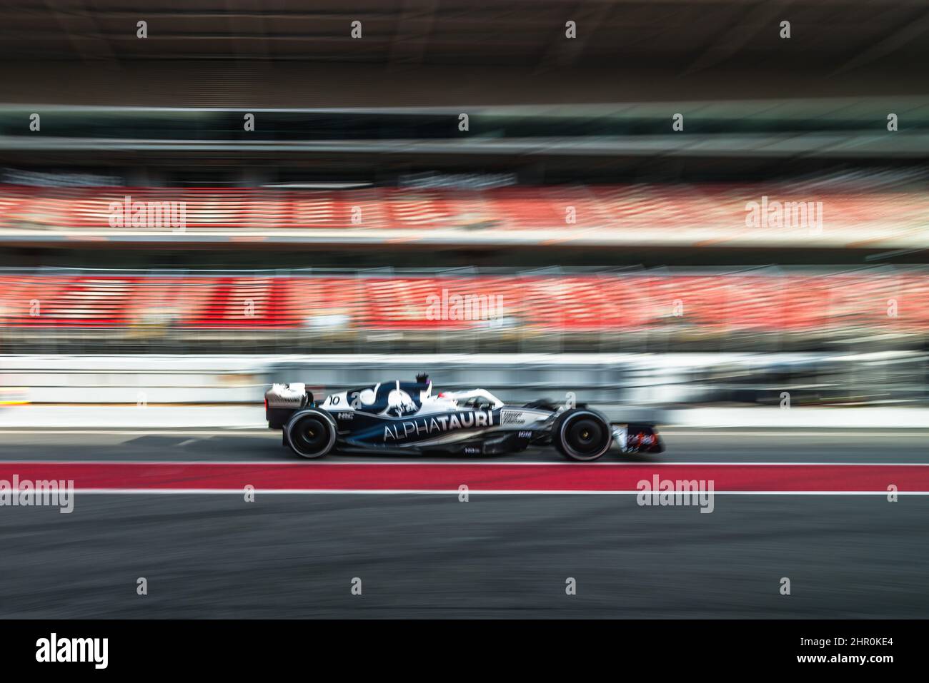 Barcellona, Spagna. 24th Feb 2022. PIERRE GASLY (fra) dal team AlphaTauri guida nel suo AT03 attraverso la pit lane durante il giorno due della Formula uno test invernale al Circuit de Catalunya Credit: Matthias Oesterle/Alamy Live News Foto Stock