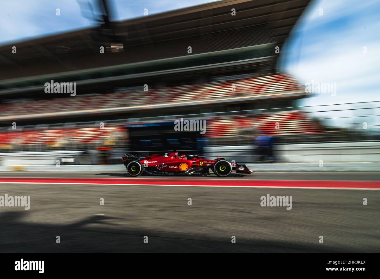 Barcellona, Spagna. 24th Feb 2022. CHARLES LECLERC (MON) dal team Ferrari guida nella sua F1-75 attraverso la pit lane durante il secondo giorno della Formula uno test invernale al Circuit de Catalunya Credit: Matthias Oesterle/Alamy Live News Foto Stock