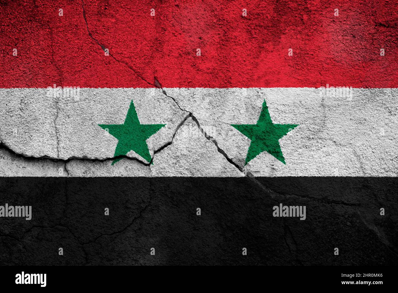 Foto a cornice completa di una bandiera di Siria intemperie dipinta su un muro rotto. Foto Stock