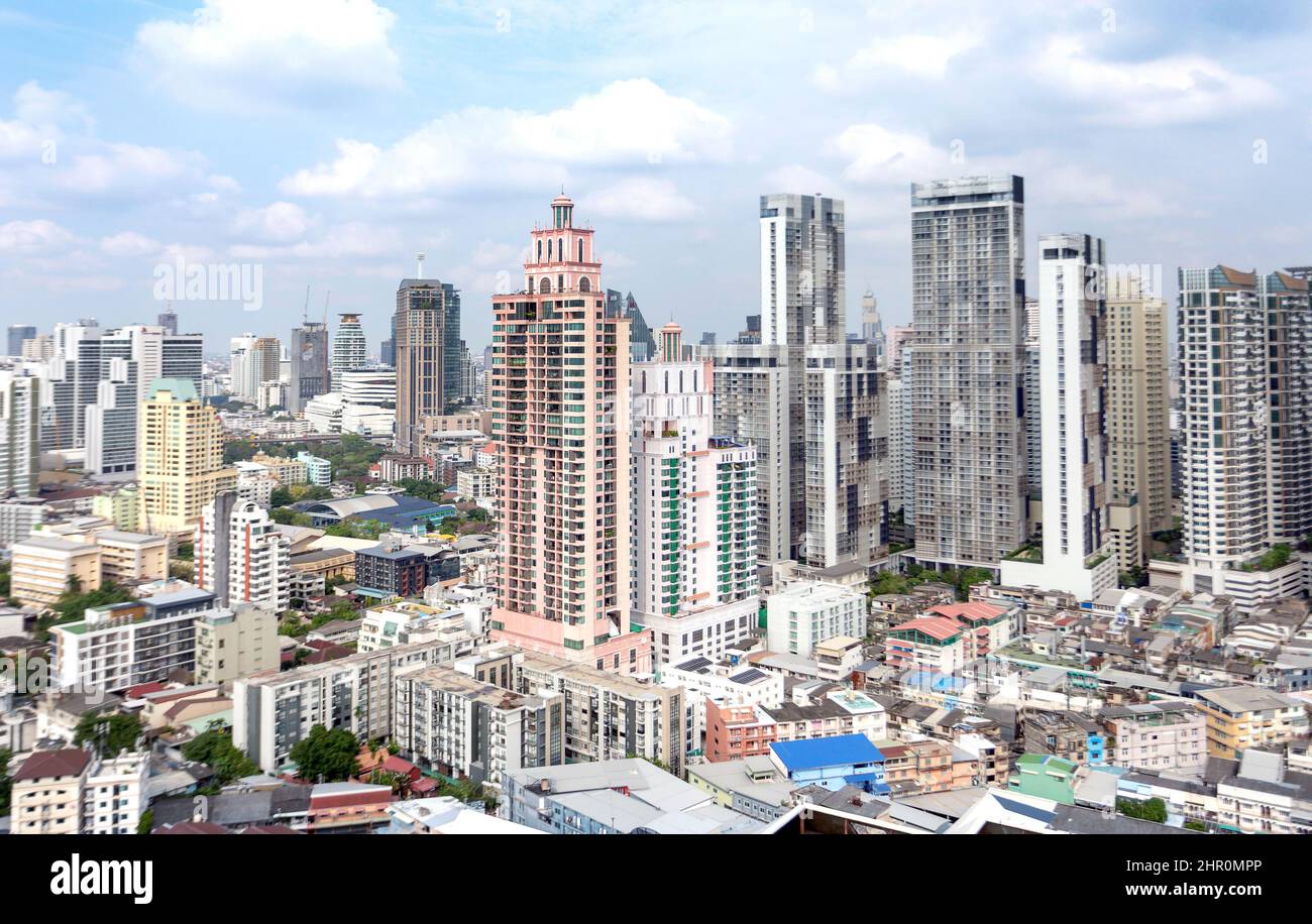 Alto albergo nel paesaggio cittadino di Bangkok Thailandia con edificio di uffici condominali Foto Stock