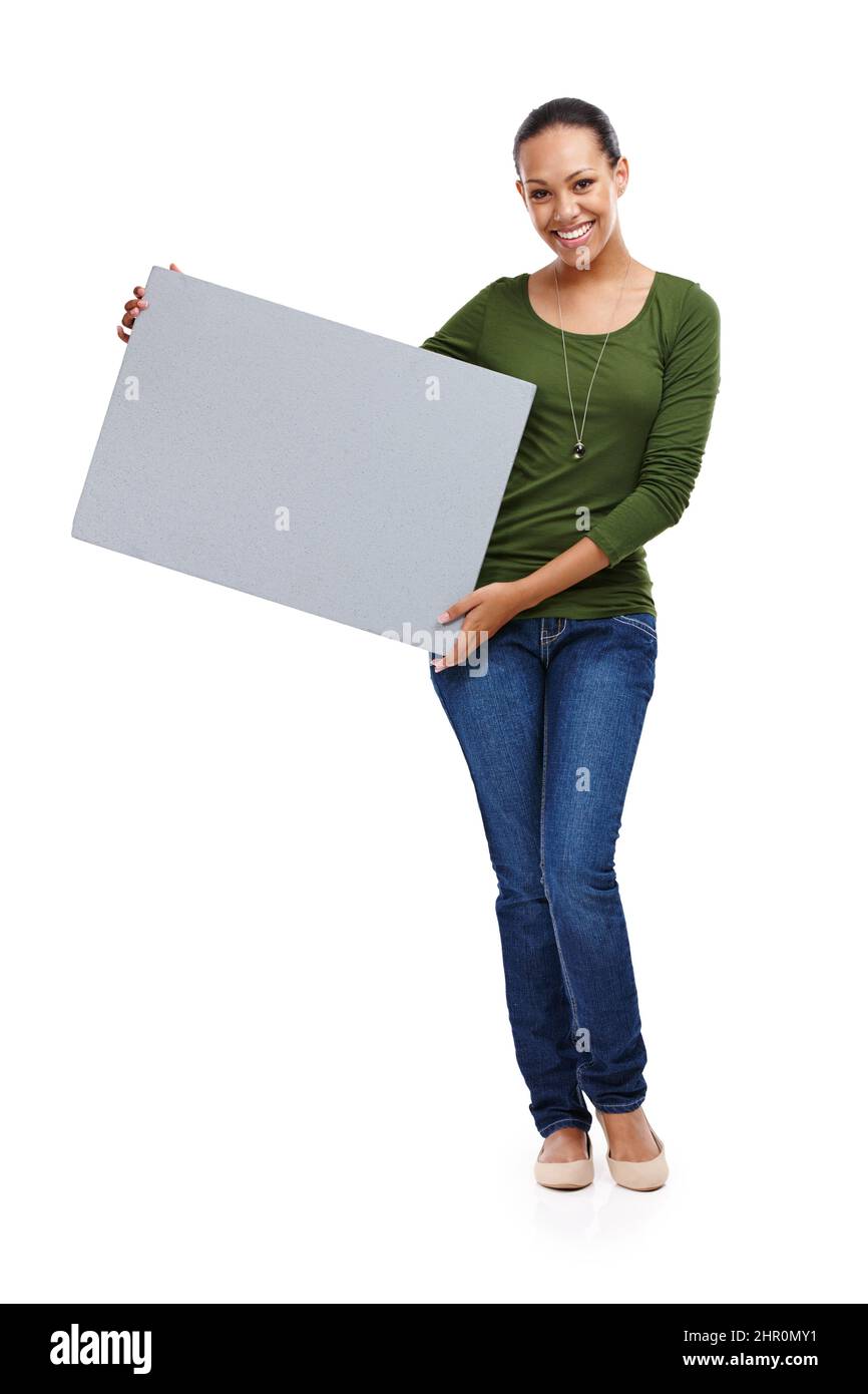 La pagina vuota è il punto in cui avviene l'ispirazione. Ritratto di una giovane donna attraente che tiene una tavola isolata su bianco. Foto Stock