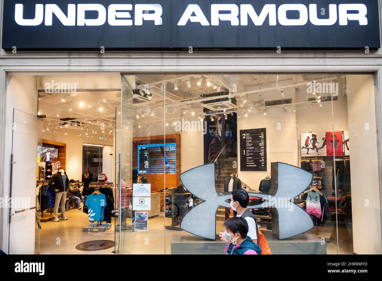 Marchio di abbigliamento multinazionale americana sotto il negozio Armor  visto a Hong Kong Foto stock - Alamy