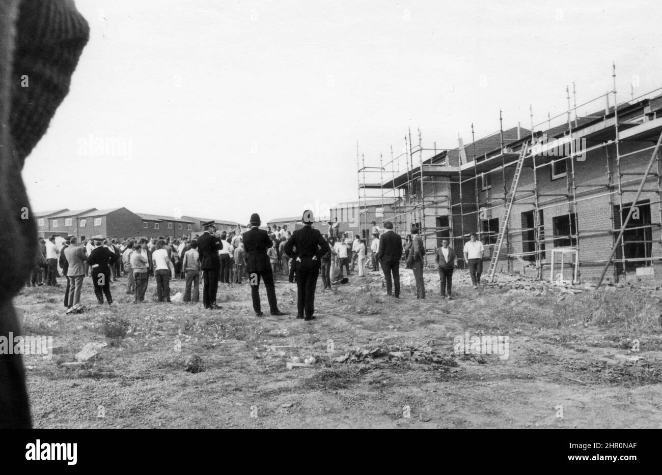 Operai edili che volano su Brookside, cantiere edile, 6 settembre 1972. Union of Construction, Allied Trades and Technicians i membri dell'UCATT hanno picchiato i cantieri edili a Shrewsbury e Telford che hanno portato alla causa sono stati Ricky Tomlinson e Des Warren imprigionati per cospirazione. Le loro condanne furono ribaltate dalla corte d'appello nel 2021. Foto di DAVID BAGNALL Foto Stock