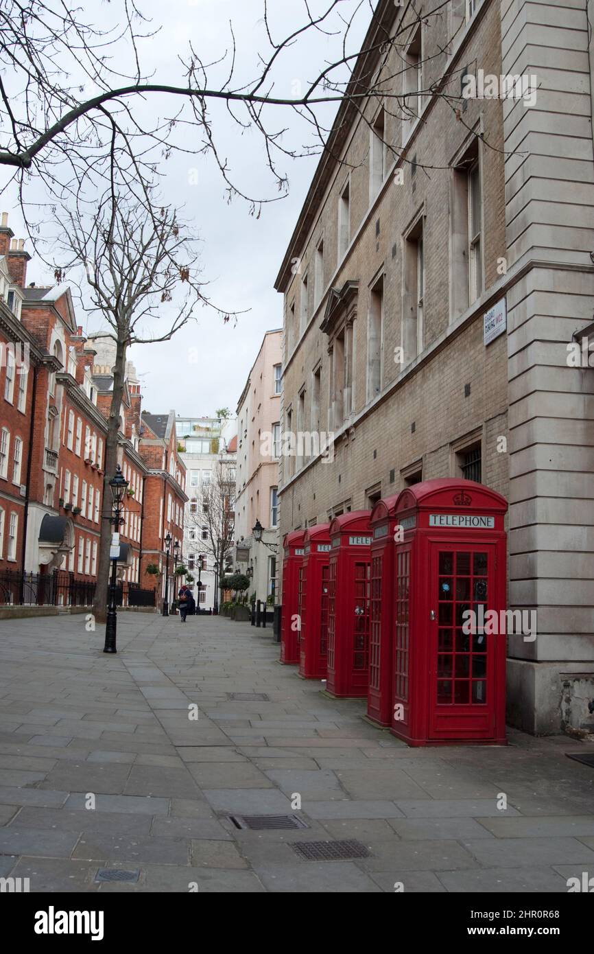 Cabina telefonica britannica rossa in fila su una strada vuota. Londra, Regno Unito Foto Stock