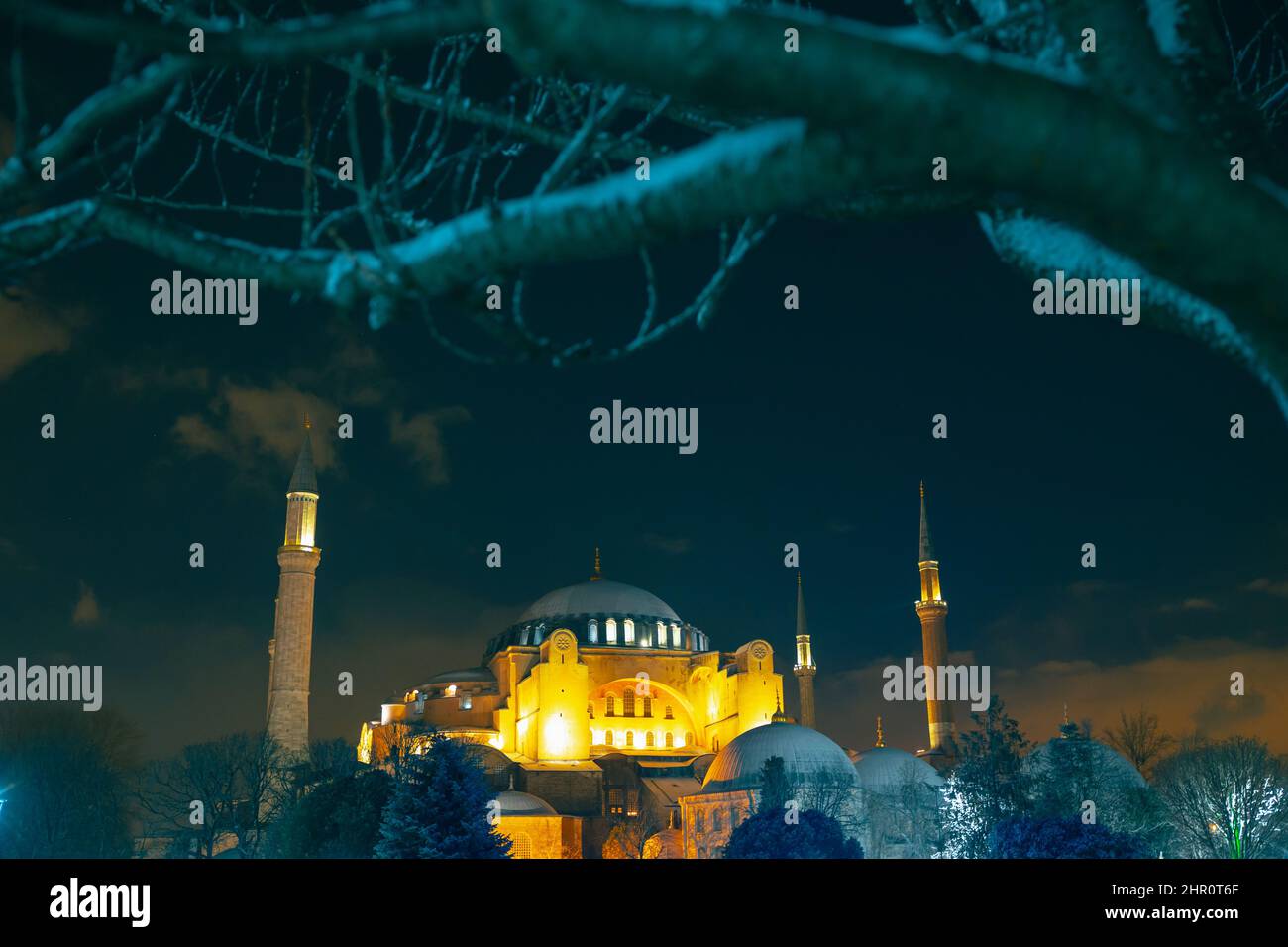 Santa Sofia. Vista invernale di Istanbul di notte Foto Stock