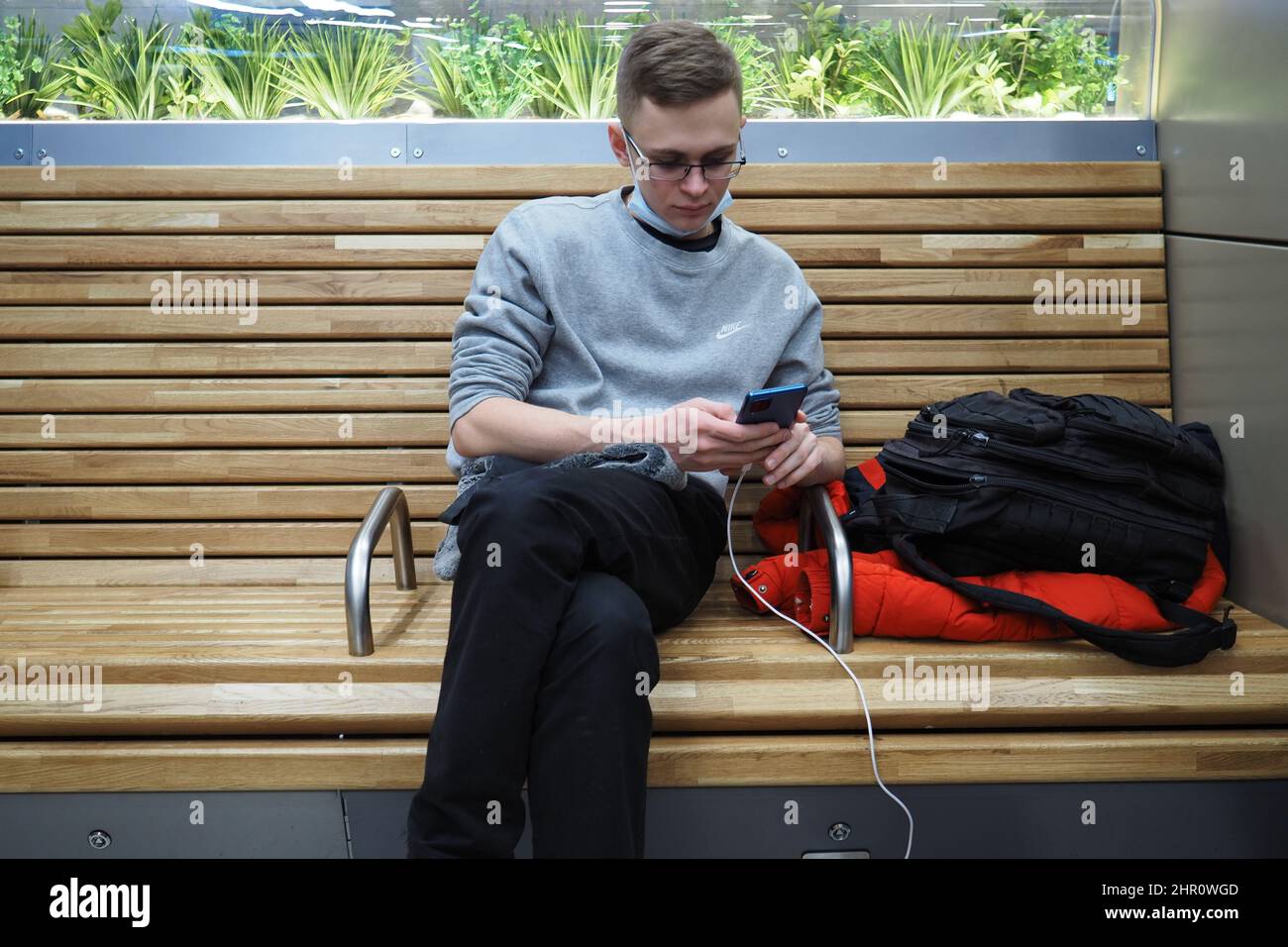 Nizhny Novgorod, Russia, stazione ferroviaria Moskovsky, sala d'attesa. 14.02.2022. Sala d'attesa alla stazione ferroviaria. Un giovane di aspetto europeo Foto Stock