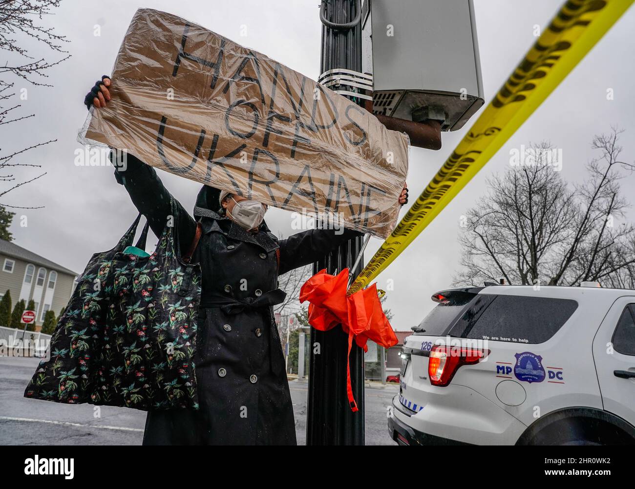 Washington, Stati Uniti. 24th Feb 2022. I manifestanti si sono riuniti presso l'Ambasciata russa per protestare contro l'invasione militare russa dell'Ucraina a Washington DC giovedì 24 febbraio 2022. La Russia ha invaso l’Ucraina all’inizio di oggi. Foto di Jemal Countess/UPI Credit: UPI/Alamy Live News Foto Stock