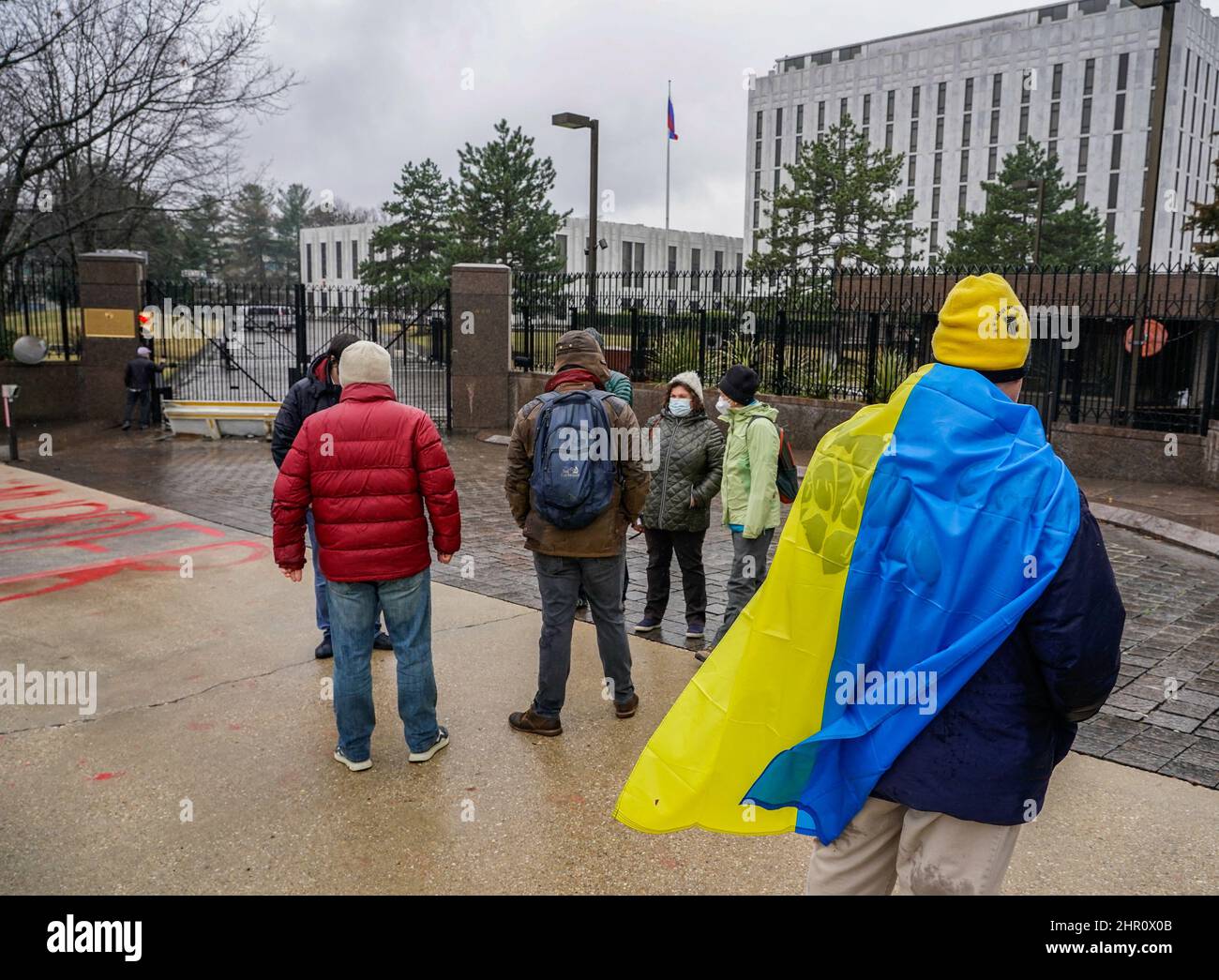 Washington, Stati Uniti. 24th Feb 2022. I manifestanti si sono riuniti fuori dall'Ambasciata russa per dimostrare contro l'invasione militare russa dell'Ucraina, a Washington DC giovedì 24 febbraio 2022. La Russia ha invaso l’Ucraina all’inizio di oggi. Foto di Jemal Countess/UPI Credit: UPI/Alamy Live News Foto Stock