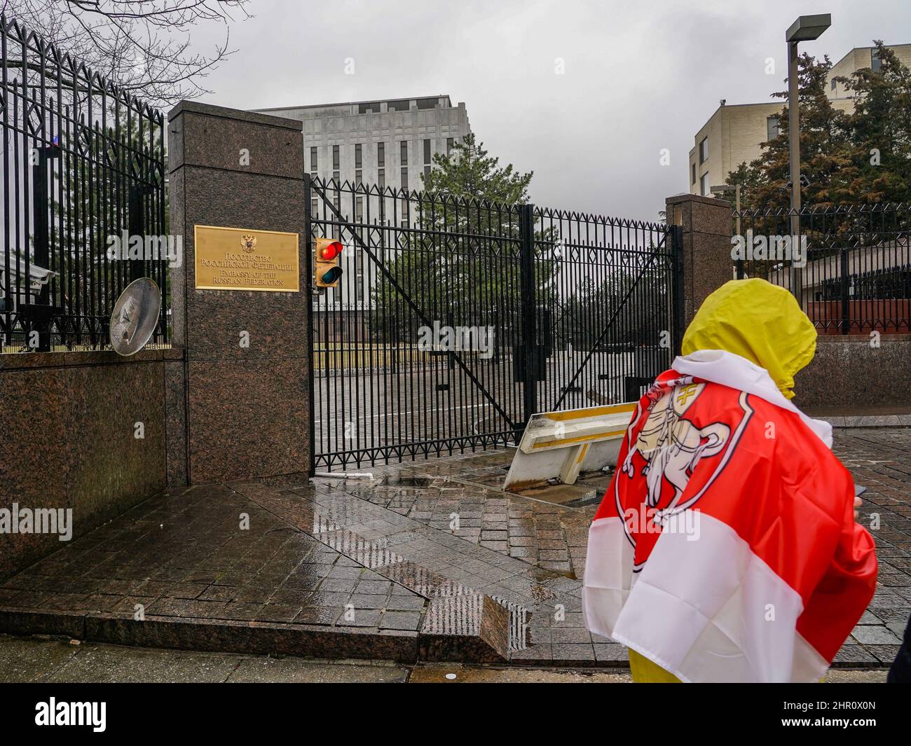 Washington, Stati Uniti. 24th Feb 2022. I manifestanti si sono riuniti fuori dall'Ambasciata russa per dimostrare contro l'invasione militare russa dell'Ucraina, a Washington DC giovedì 24 febbraio 2022. La Russia ha invaso l’Ucraina all’inizio di oggi. Foto di Jemal Countess/UPI Credit: UPI/Alamy Live News Foto Stock