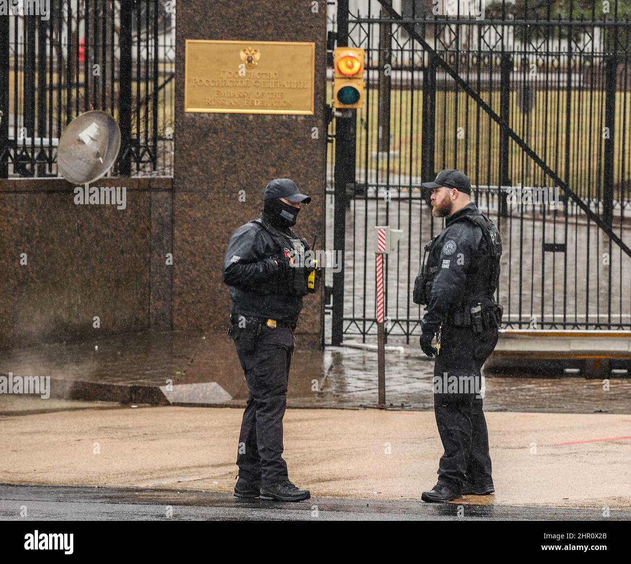 Washington, Stati Uniti. 24th Feb 2022. La polizia del Servizio Segreto degli Stati Uniti si trova al di fuori dell'ambasciata russa, dove i manifestanti si sono riuniti per protestare contro l'invasione militare russa dell'Ucraina, a Washington DC giovedì 24 febbraio 2022. La Russia ha invaso l’Ucraina all’inizio di oggi. Foto di Jemal Countess/UPI Credit: UPI/Alamy Live News Foto Stock