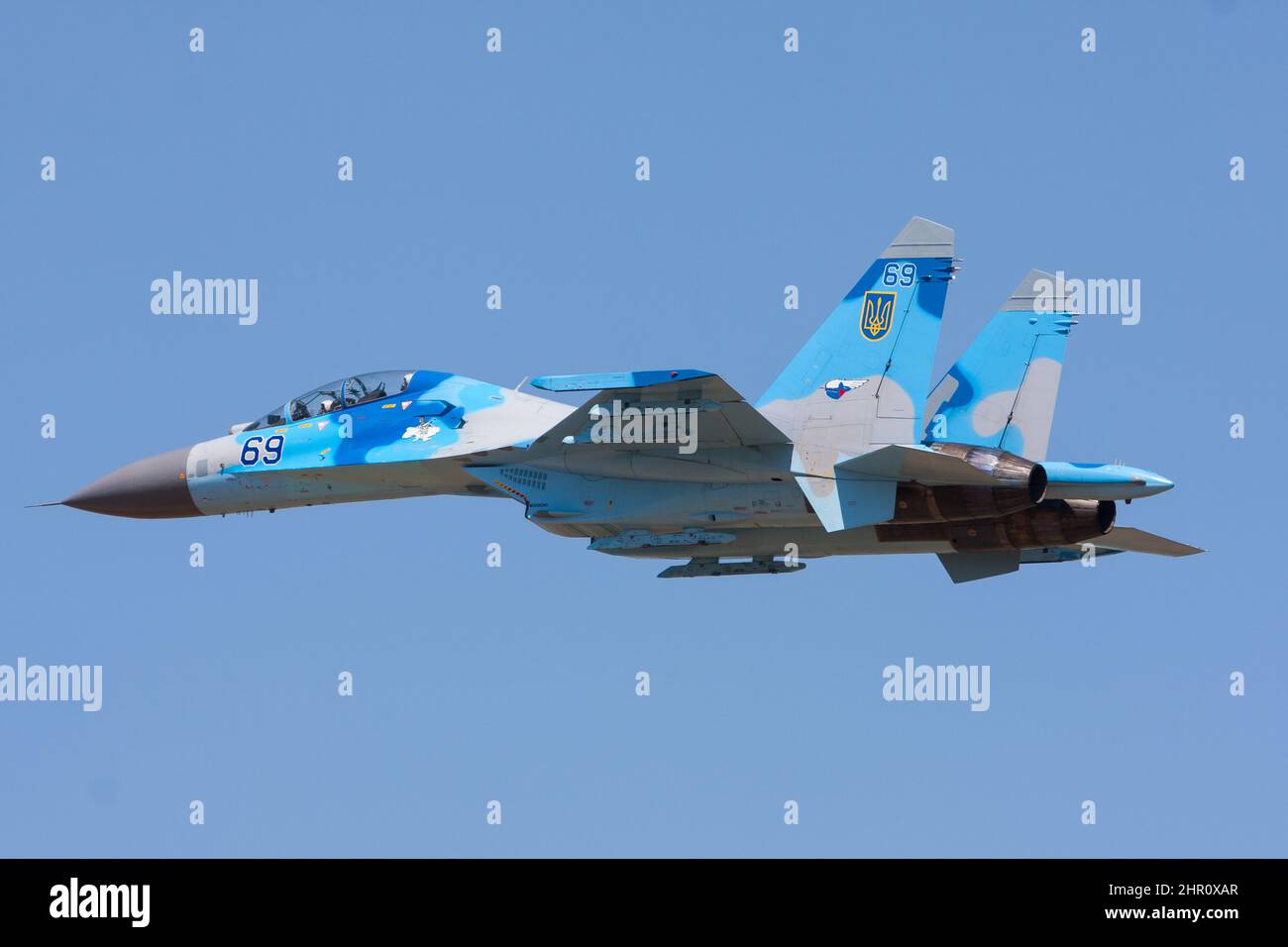 Forza aerea Ucraina Sukhoi su-27 caccia militare jet in aria di fronte al cielo blu Foto Stock