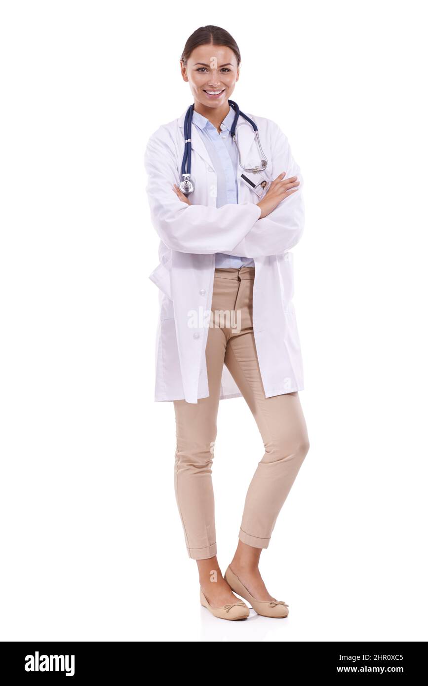 Fiducioso nella sua carriera. Ritratto di un bel medico in piedi con le braccia ripiegate su uno sfondo bianco. Foto Stock